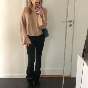  Stickad tröja  - Säljer denna jättefina stickade tröja från NA-KD. Perfekt att ha året om. Bra skick. 