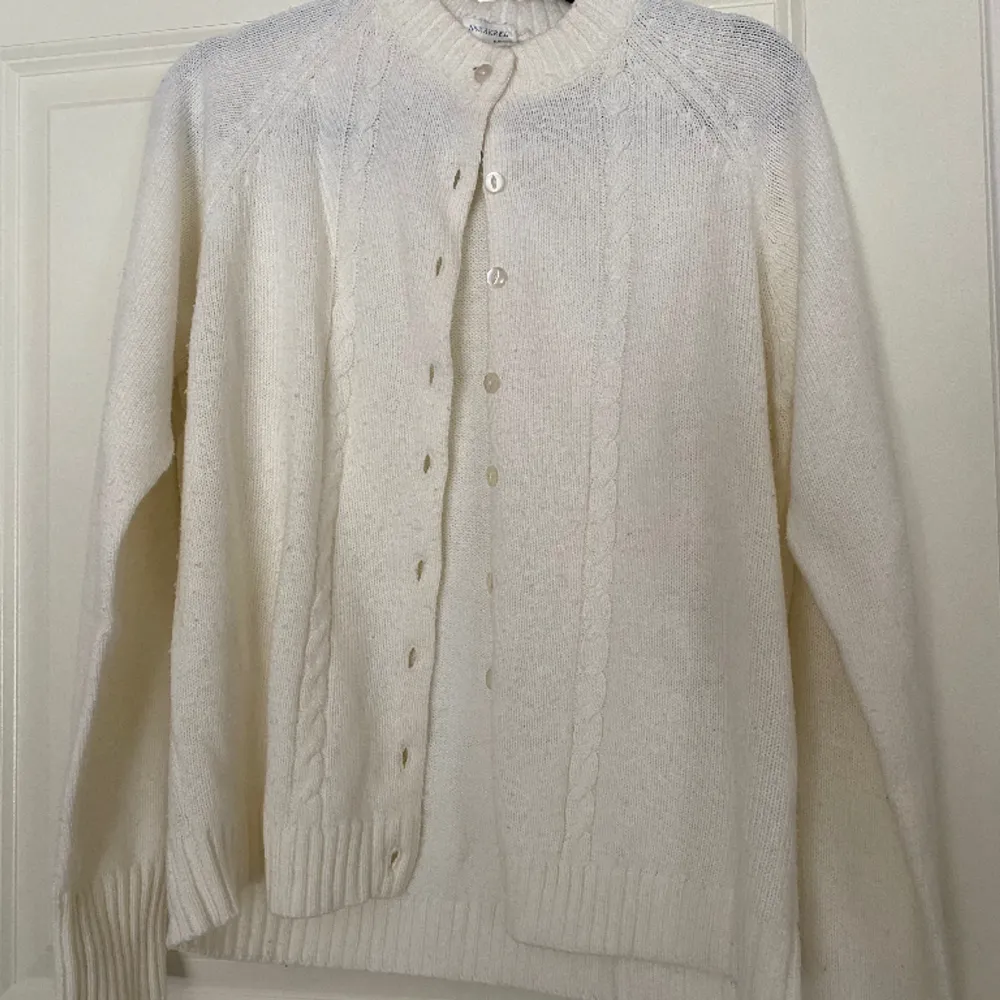 Stickad tröja från Linda Li i storlek S  100% akryl Lite nopprig, annars inga anmärkningar . Tröjor & Koftor.