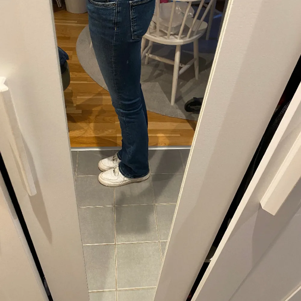 Slutsålda lowwaist bootcut jeans från zara💕säljer för att jag har två par🩷passar mig som är 172, byxorna nuddar marken utan skor. Jeans & Byxor.