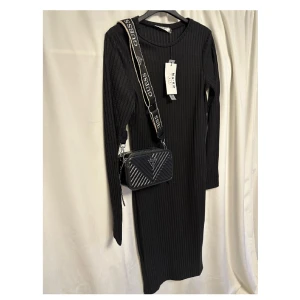 klänning från Na-kd ny med tags!  - Klänning storlek small! Festklänning  Kan skicka mer bilder. Obs väska ingår ej! 