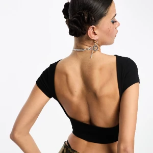 Öppen rygg t-shirt från stradivarius - Säljer denna pågrund av att jag har ganska breda axlar då den ej passar mig. Annars mycket fin!! Aldrig använd 🫶🏽