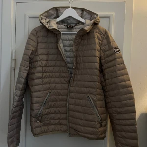 COLMARJACKA DAM - Otrolig dunjacka från Colmar, beige färg. Aldrig använd, så helt nyskick!  Nypris runt 5500kr. 