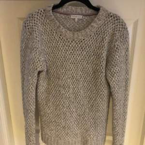 Stickad Tröja - Tommy Hilfiger - Jätte fin och mysig tröja från Tommy Hilfiger i storlek XS.  Använd ett fåtal gånger pga att den är för stor för honom. 