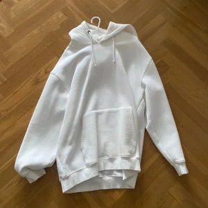Vit zara hoodie  - Hoodie från zara den är som ny 