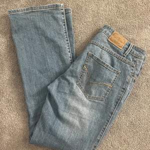 blåa jeans från flash i riktigt bra skick. Säljer då de är för stora. 💝 