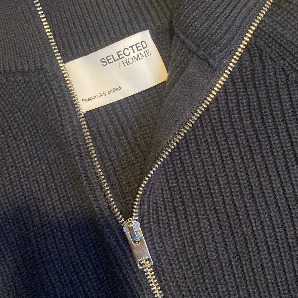 Riktigt snygg stickad quarter zip tröja. Den är i bra skick. Märke: Selected home. Storlek:M. Stickat.
