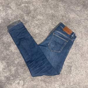 Snygga tiger of Sweden jeans i bra skick. Storlek 29/32 och sann i storleken. Tveka inte av att skriva vid funderingar. Pris kan diskuteras!!