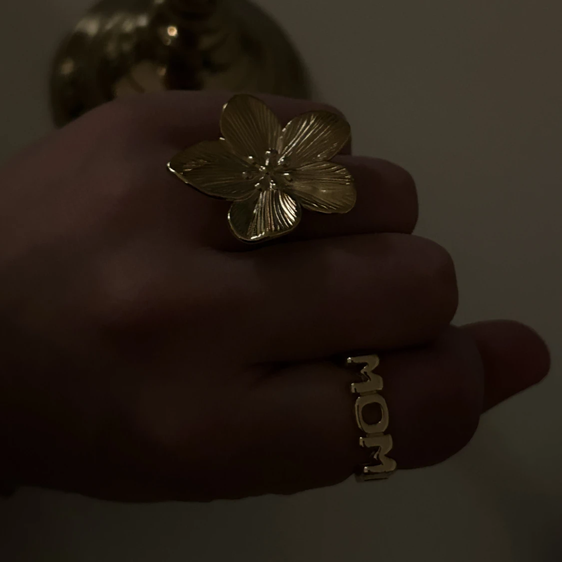 ”Mom” ring guld  - 90