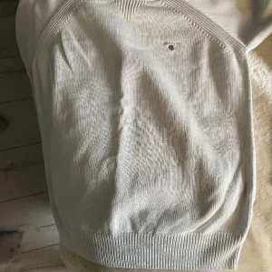 Gant - Säljer denna gant tröja då den är för liten. Den är jättefin och jag köpte den från Johnells för 700kr men säljer för 300kr. Både killar och tjejer kan ha den och den är i jättebra skick