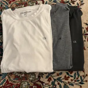 Tre stycken Calvin Klein t-shirts i storlek L men mer som M. Fint skick men kommer inte till användning. 
