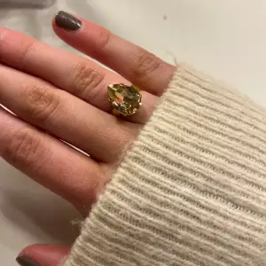 Jätte fin liten Caroline svedbom ring i färgen silk, som är ljusrosa typ❤️ringen är justerbar! knappt använd❤️