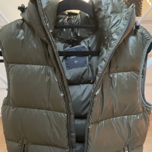 Peak performance väst - Schysst väst utan några som helst slitage eller spår av använding 