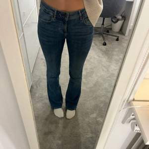 Säljer mina zara lowaist bootcut jeans som tyvärr blivit försmå💕 Jätte fint skick använda fåtal gånger💗köparen står för frakt 