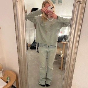 Blåglittrig långärmad tröja - Jätte snygg långärmad tröja med glittriga trådar i. Super bekväm och snygg!