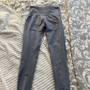 Nvgtn tights - Säljer mina nvgtn tights i storlek S då de ej används🤗 de är i ett väldigt bra skick då de inte har används.