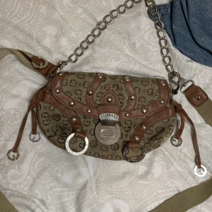 Gussaci  - En vintage väska som är i bra skick men har några mindre spår av användning.