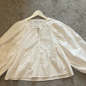 Blus  - Denna blus har ändast används en gång och är köpt på M&Q. Original priset är 700 kr. 
