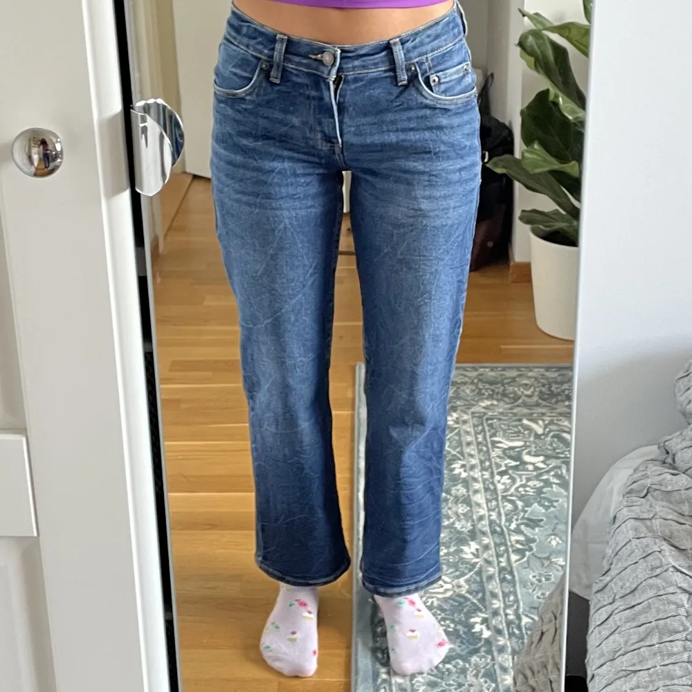 Levis jeans. Jättebra skick. Passar mig som vanligtvis har storlek w26 och är 163 cm. Skicka för frågar eller fler bilder.. Jeans & Byxor.
