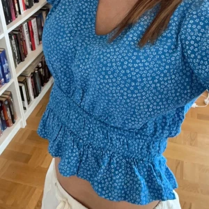 Blommig topp - Säljer denna jättefina blommiga toppen💕 använd gärna funktionen köp nu💋 skriv vid några frågor💕