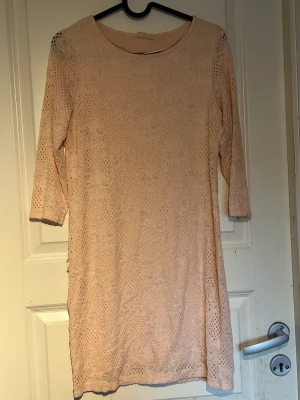 Spets klänning - Söt rosa spetsklänning, längden är precis ovanför knäna! Dock beroende på ens egna längd. Använd någon enstaka gång och det är väldigt fint skick!❤️