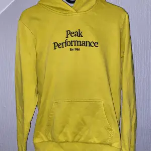 Gul peak performance hoodie i använt skick. 6/10 säljer den för den är för liten för mig. Skriv om ni undrar något!!