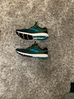 Brooks ghost 12  - Säljer min farsas Skor pga han ej använder de, väldigt bra skick använda 1-2 ggr! Mitt pris 1200kr ny pris 1700kr. Storlek 45,5 US 11 !Äkta!