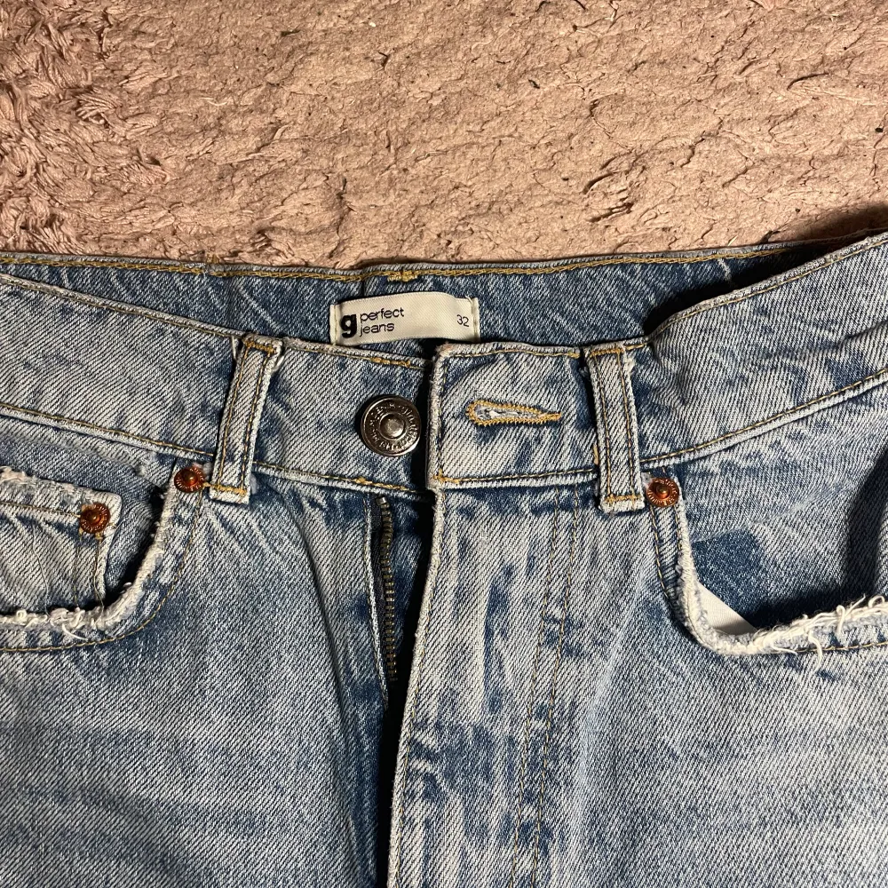 Säljer mina midwaist håliga jeans som är typ havsblåa, använda ett fåtal gånger men har inga defekter. Köpta från ginatricot, säljer även ett exakt likadant par i ljusblått i min profil. Priset kan diskuteras 💓. Jeans & Byxor.