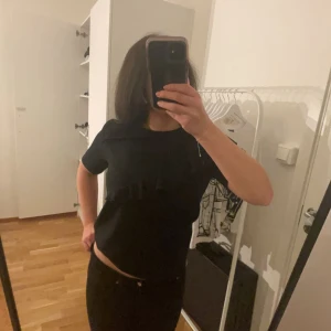 Gullig topp från vero Moda 🖤 - Tröjan var köpt för ett tag sen men har bara legat längst bak i min garderob så vill sälja den till nån som ger den användning!! Pris kan såklart diskuteras och skriv gärna privat för mer bilder 🖤