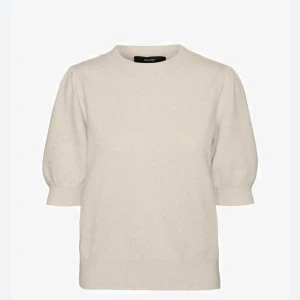 Beige stickad t-shirt - Hej, säljer min beiga stickade t-shirt från vero moda💕tröjan är i bra skick, kanske liteee nopprig men inget man märker av💕💕pris kan diskuteras, köparen står för frakt💕