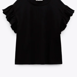 Volang tröja - En volang T shirt i storlek S. Super fin men kommer inte till användning 