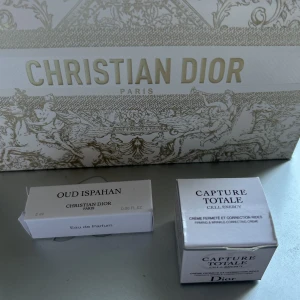 Dior parfym & ansiktskräm - Parfymen heter Oud Ispahan, 2ml.  Ansiktskrämen är Capture Totale: Cell Energy.  Perfekta samples till sig själv, present, julklappsspelet etc 🩷 100kr för båda eller 50kr styck. 
