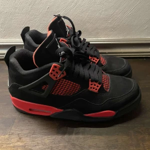 Jordan 4 red thunder - Säljer min killes fint bevarade red thunders. Han köpte dom av merchsweden för 5500 och har bara använt dom 2-3 gånger så bättre skick går inte att hitta begagnade. Kvitto finns och vara att skriva för fler bilder och frågor!