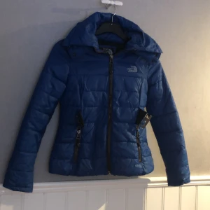 The north face jacka - En väldigt fin jacka från the north face som jag har köpt från vinted som tyvärr var för liten för mig. Super fin och har inga defekter. Står storlek s men passar också xs. Skriv gärna för fler bilder