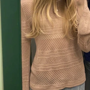 Tröja med virkade detaljer! - Jättefin virkad / stickad tröja. Ganska tunn och lite genomskinlig. Säljer för den kommr inte til anledning! 