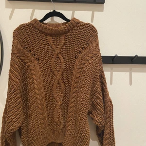 Stickad tröja  - Jättefin brun stickad tröja. Helt oanvänd och som ny. I storlek S men passar även storlek M om man inte vill ha den lite oversize. 