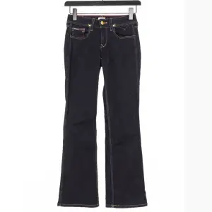 Lowwaist Bootcut Lee jeans på Zalando, storlek 27/30 Sitter lite kort men ändå perfekt på mig som är 170 cm. Har bara testats på men har för många likadana!!! köpte dom för 450 men säljer för 250, pris kan diskuteras. För direkt köp 400💗