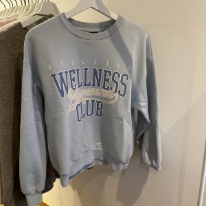 Ljusblå sweatshirt  - Super mjuk och mysig sweatshirt från Gina tricot! Knappt använd och i väldigt fint skick! Sitter bra på mig som vanligtvis har XS
