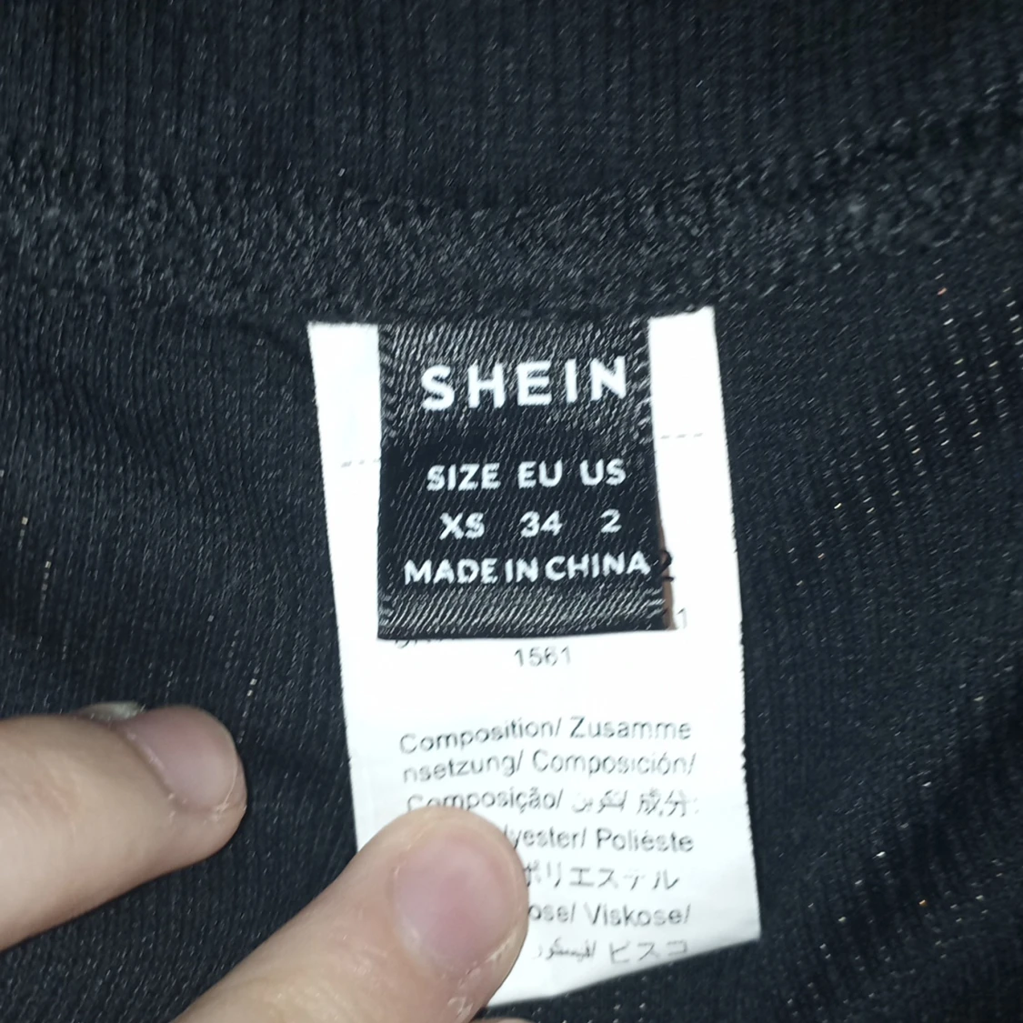 Svarta utsvängda byxor som är vikna - 91