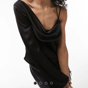 Svart enaxlad topp - Säljer då det inte är min stil! Men passar jätte bra som festtopp. Köpte för 459 men säljer för 250 kr 