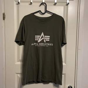 Alpha Industries t-shirt | Storlek M | Skick 6/10 | Använd men finns liv kvar | Pris kan alltid diskuteras | 