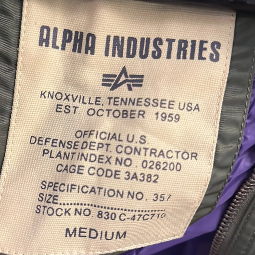 Grön bomberjacka från Alpha Industries i storlek M. Passar bra om man vanligtvis har storlek S. Knappt använd och har inga fläckar eller slitningar. . Jackor.