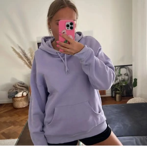 Lila hoodie  - Säljer denna söta lila hoodie från monki, är som ny och oanvänd. Säljer då den inte kommer till användning längre. 💓💓💓