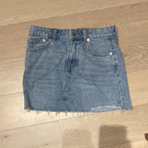 Blå jeanskjol från Hm - En fin blå kjol från Hm i storlek 38. Säljer då den är för stor för mig. Har aldrig använd den 1/2 gånger. 