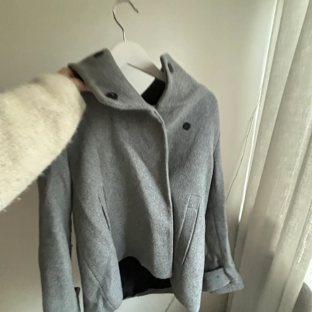 Kort grå kappa från Zara i storlek s (skulle säga att den är mer som en XS)❤️ superfint skick och så fin!. Jackor.