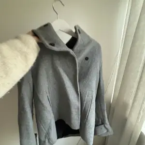 Kort grå kappa från Zara i storlek s (skulle säga att den är mer som en XS)❤️ superfint skick och så fin!