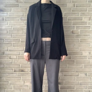 Svart kavaj - Tunnare kavaj ifrån Monki. Funkar till både vardags och fest!  Jag är 172cm, se bilder för passform