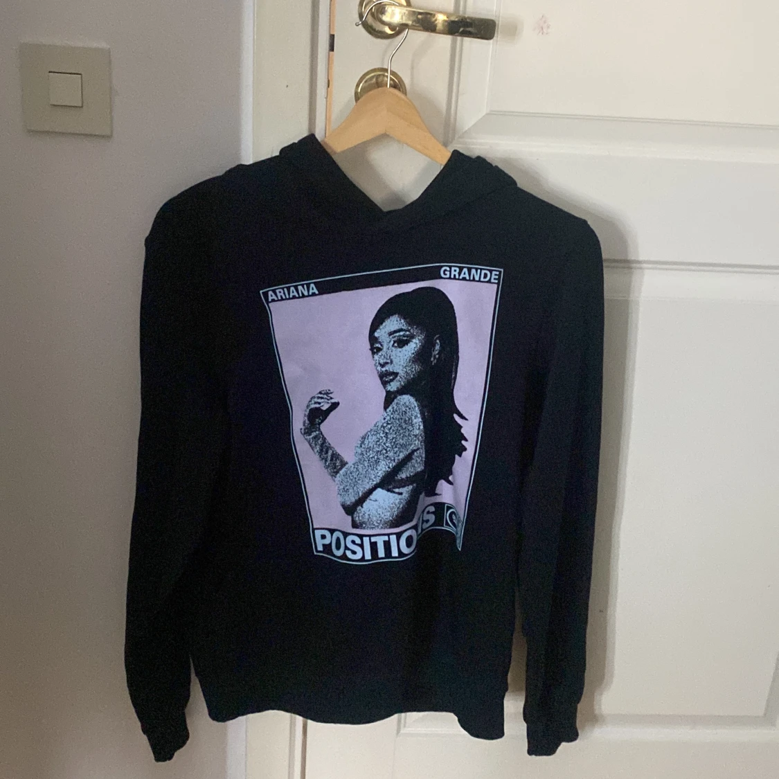 Svart hoodie med tryck