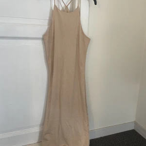 Ribbad klänning  - Beige ribbad klänning köpt på Nelly. Slutar vid knäna på mig som är 163. Fint skick 