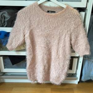 En rosa stickad kortärmad tröja som inte kommer till användning. Inga defekter. Kommer från en gammal kollektion från Gina som inte finns längre att köpa i butik. Den passar även S. 