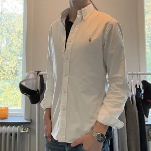 Ralph lauren skjorta - Ralph lauren vit skjorta, storlek M Slim fit. Två små hål men inget man tänker på. Möts i Göteborg eller fraktar. Köpare står för frakt. Hör av dig vid intresse